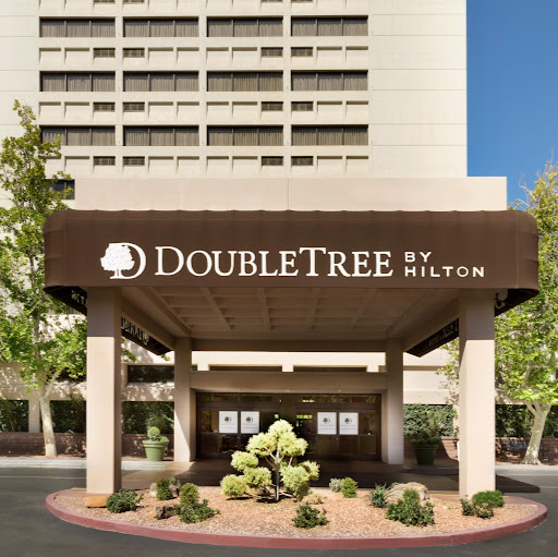 DoubleTree by Hilton Hotel Albuquerque logo