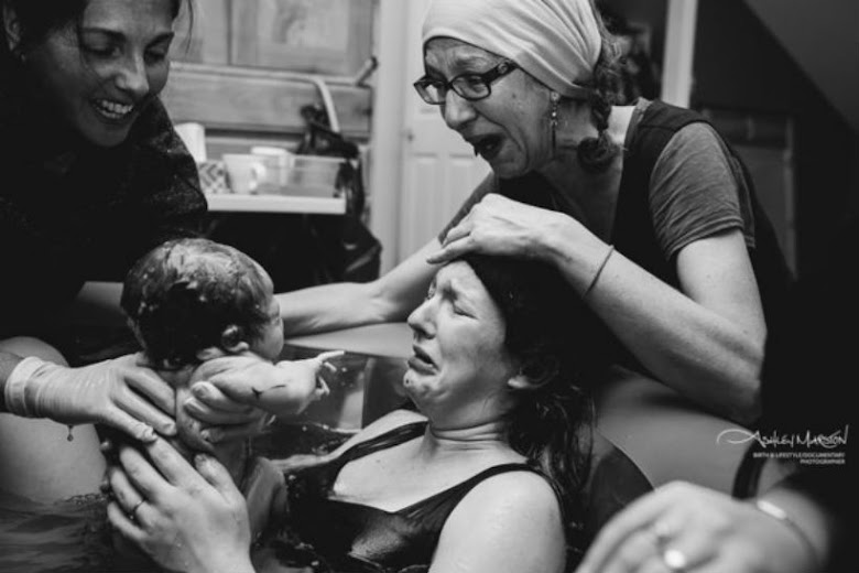 Emotional Photos of Mothers Helping Daughters Give Birth