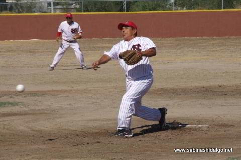 Jesús Sánchez lanzando por CNC en el softbol sabatino