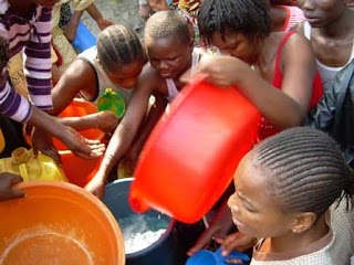 Bagare autour d'un puits d'eau