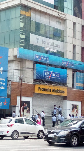 Yes Bank, 1st Floor, Puthuran Plaza, KPCC Junction, Ernakulam South, Ernakulam, Kerala 682011, India, Private_Sector_Bank, state KL