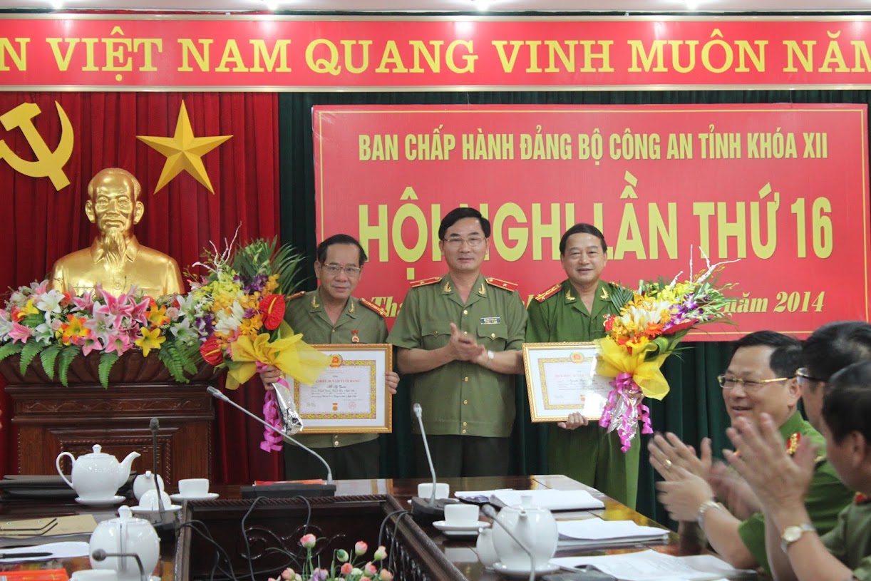 Lễ trao tặng huy hiệu 30 năm tuổi Đảng cho 2 đồng chí Ủy viên Ban chấp hành Đảng bộ Công an tỉnh.