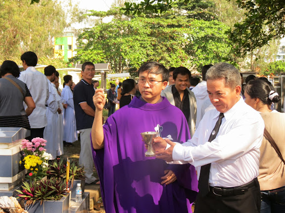 Video: Thánh lễ tại Nghĩa Trang Đa Minh 2014