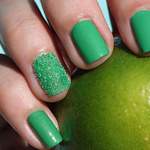 Unhas com bolinhas verdes