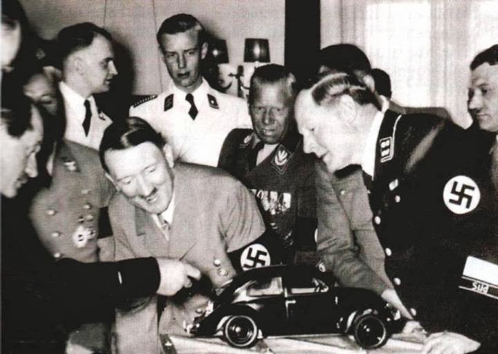 Presentazione+del+prototipo+chiamato+Volkswagen+Bug+di+Hitler+per+il+suo+49+%25C2%25B0+compleanno+nel+1938