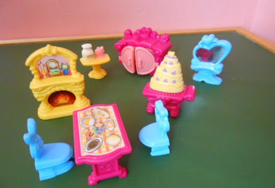 Brinquedos de plástico, lote de móveis para casinha de boneca incluindo mesa rosa com 2 cadeiras azuis, R$ 15,00 o lote com 8 peças