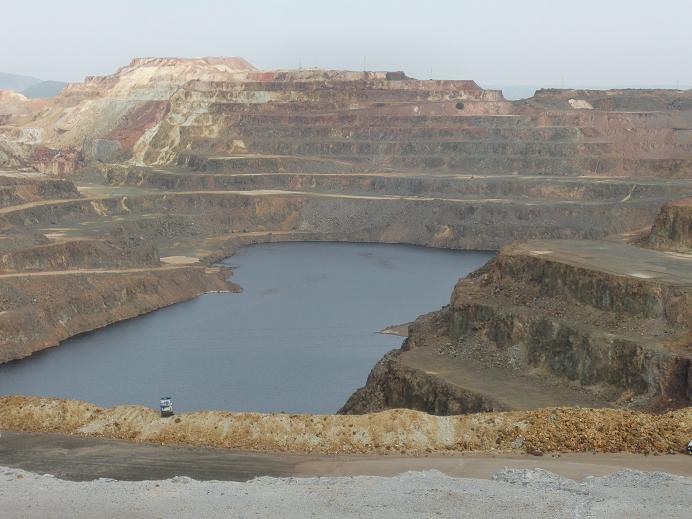 Cerro Colorado es una de las explotaciones mineras a cielo abierto existentes en Minas de Ríotinto. El cobre ha sido el principal mineral extraído de estas minas, hoy paralizadas pero con proyectos para reactivarse. Cerro Colorado es una de las explotaciones mineras a cielo abierto existentes en Minas de Ríotinto. El cobre ha sido el principal mineral extraído de estas minas, hoy paralizadas pero con proyectos para reactivarse.