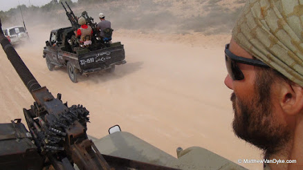 المارينز الامريكي ماتيو فانديك وتلاعب الاعلام يصورونه انه صحفي وهذا اعلام الماسونية كيف يضلل المغفلين  Matthew-vandyke-american-freedom-fighter-rebel-kadbb-jeep-dshk-machine-gun-sirte-libya-war-TOUCHEDUP-