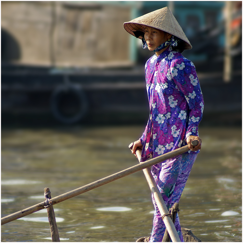 testclod: Vietnamienne, à bord de sa barque, en tenue traditionnelle