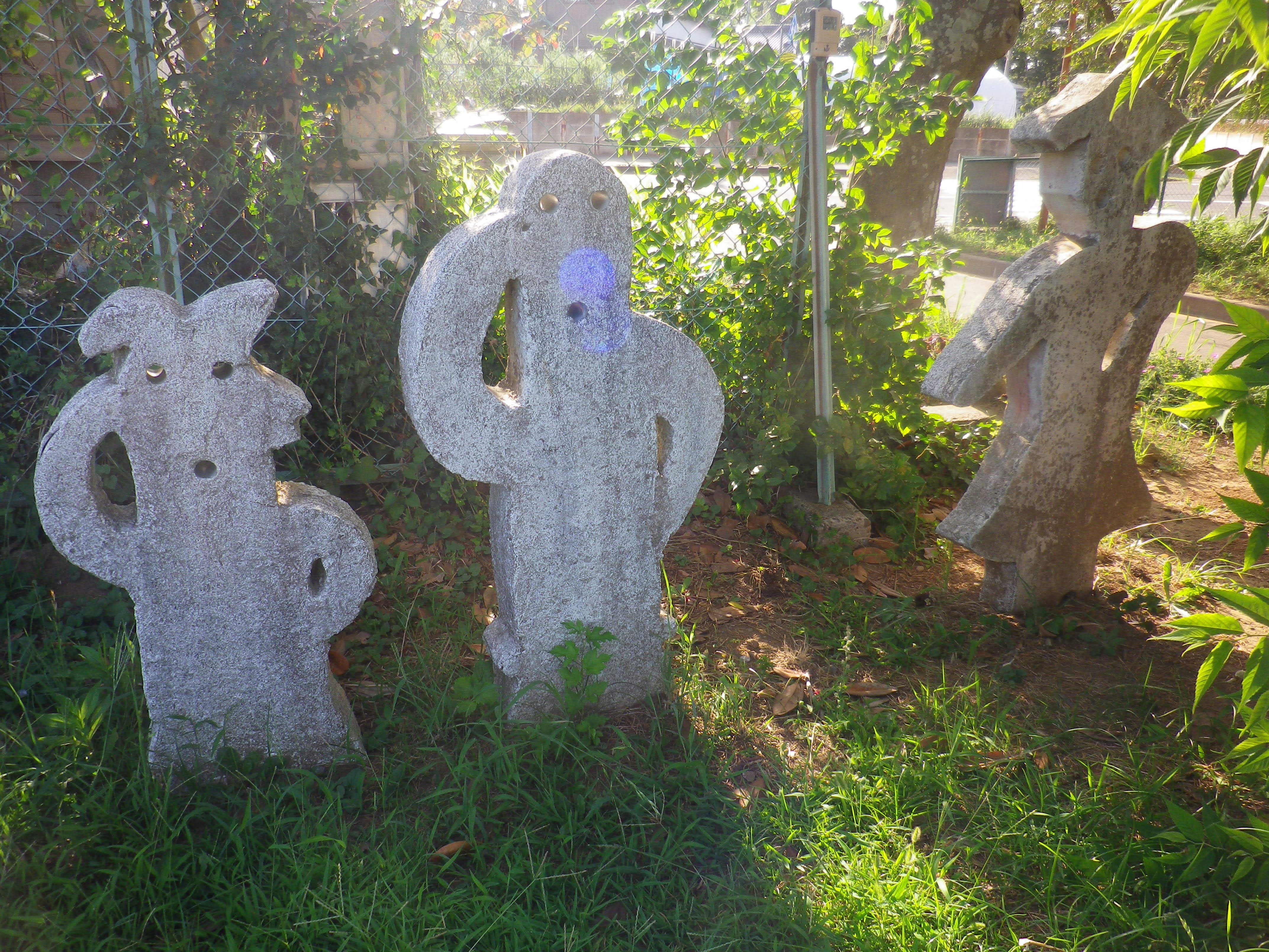 [安食 (あじき) ミステリー・ツアー] 校門を番する ひらぺったい人。