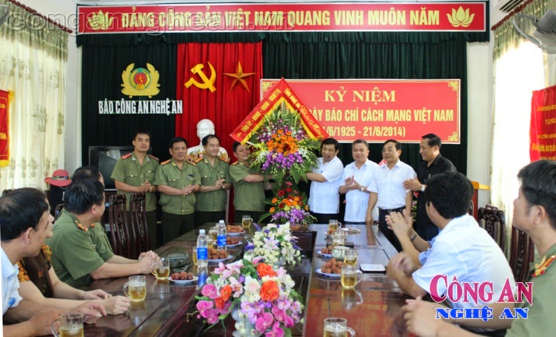 Đồng chí Nguyễn Xuân Đường chúc mừng Báo Công an Nghệ An nhân ngày báo chí cách mạng Việt Nam