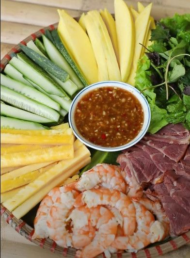 Bắp bò hun khói cuốn bánh tráng chấm mắm nêm