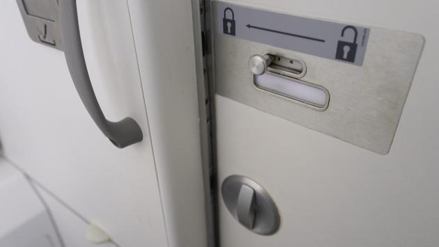 A close-up of a door handle

Description automatically generated with low confidence