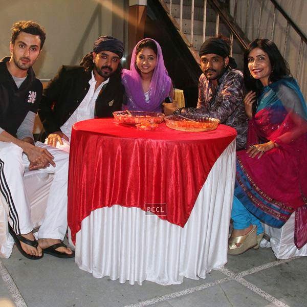 Vibhav Roy, Toshi Sabri, Sana Sheikh, Sharib Sabri and Shibani Kashyap at Sharib-Toshi's Iftaar party & Sufi mehfil. (Pic: Viral Bhayani)