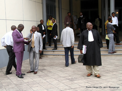 Des avocats et membres de partis politiques devant la cour suprême de justice à Kinshasa, lors du procès de l’élection du gouverneur du bas Congo. Radio Okapi/Ph. John Bompengo