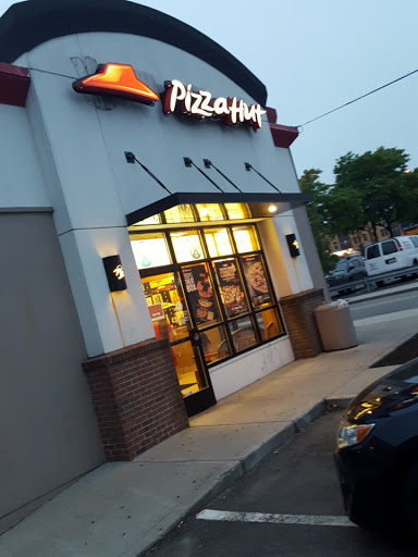 Pizza Restaurant «Pizza Hut», reviews and photos, 7 Sycamore St, Everett, MA 02149, USA