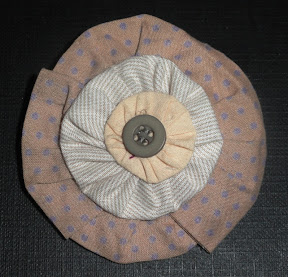 brochelia, broches de fieltro: Flor de tela con botón