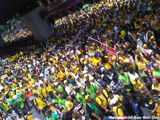 Bersih 3.0 - ஒரு லட்சம் பேர் தலைநகர் கோலாலம்பூரில் குவிந்துள்ளனர். கண்ணீர்ப்புகைக் குண்டுகள் வீசப்பட்டுள்ளது. Bandar-Kuala-Lumpur-20120428-00256