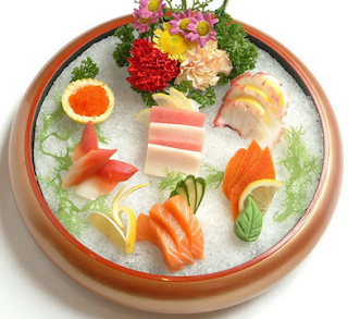 Sashimi: cá sống xắt lát mỏng và chấm nước tương hay wasabi (tương của một loại cây ngải ngựa).