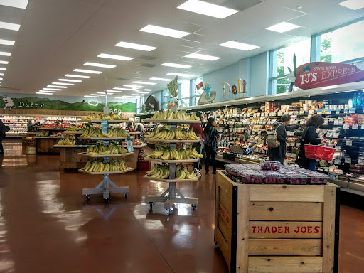 Trader Joe s магазин. Санта магазин торты. Гранат кондитерский магазин. Санта море кондитерская.