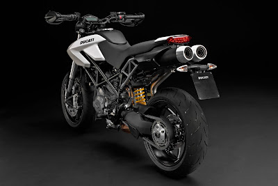 Ducati_Hypermotard_796_2011_1620x1080_Rear_Angle