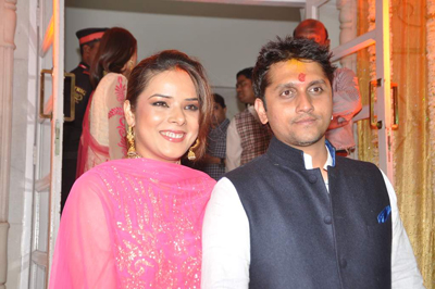 'Just married' Udita Goswami and Mohit Suri pose during the photop after tying the knot at ISKCON Juhu in Mumbai on January 29, 2013. (Pic: Viral Bhayani)