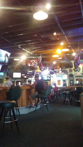 Chicken Wings Restaurant «Quaker Steak & Lube», reviews and photos, 7834 Reynolds Rd, Mentor, OH 44060, USA