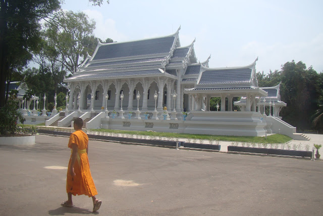 Monje junto a templo budista en Krabi