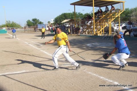 Pablo Omar Buentello de Piratas en el softbol sabatino