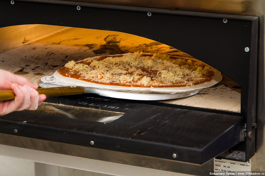 Пицца в духовке. Противень в духовой шкаф для выпечки пиццы. Сетка для выпекания пиццы в духовке. Сколько по времени печь пиццу в духовке