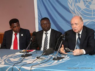 De gauche à droite : Le vice-ministre à la Décentralisation et aux Affaires coutumières, Egide-Michel Ngokoso, le gouverneur du Kasaï-Oriental, Alphonse Ngoyi Kasanji et le patron de la Monusco, Roger Meece le 18/09/2012 à Mbuji Mayi au Kasaï Oriental, durant une conférence de presse à l’occasion de l’installation des coordonateurs provinciaux de Nations Unies en RDC. Radio Okapi/ Ph. John Bompengo