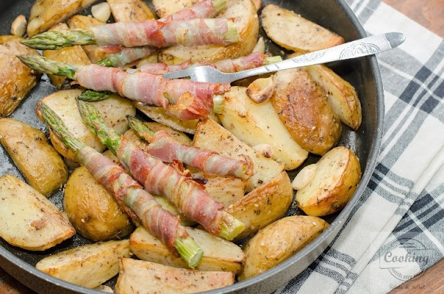 Articole culinare : Sparanghel invelit in bacon cu cartofi noi