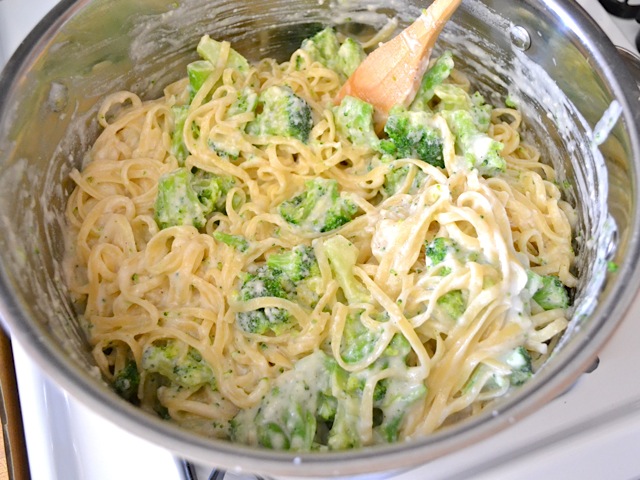 finished broccoli fettuccine alfredo in pot 