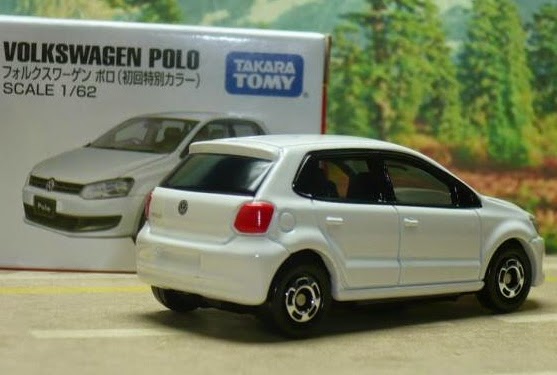 Ô tô Wolkswagen Polo màu trắng có thiết kế chắc chắn, an toàn cho trẻ nhỏ