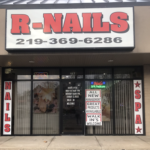 R Nails logo