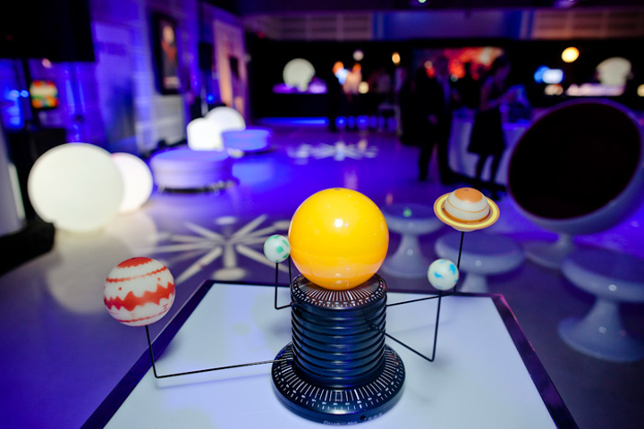 Tại LG Innovator & apos;  Ball tại Toronto vào năm 2012, hệ thống năng lượng mặt trời có động cơ đóng vai trò là trung tâm của các bàn cocktail cao cấp.