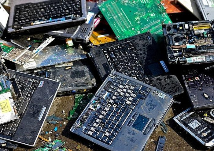 Thu mua rác thải điện tử