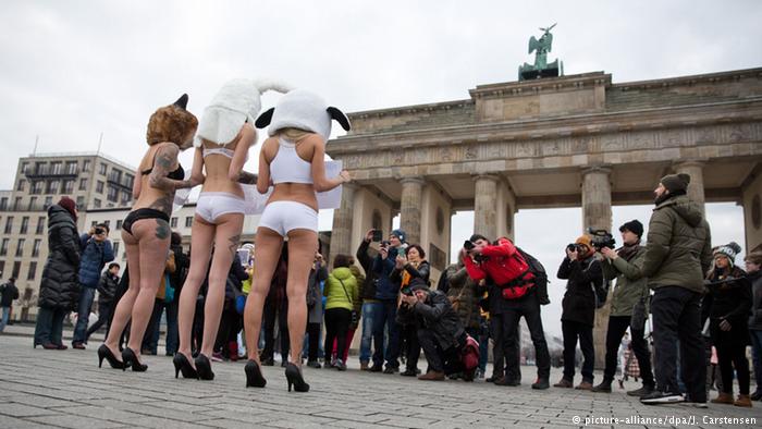 Антимеховые активистки протестуют перед началом Недели моды в Берлине
