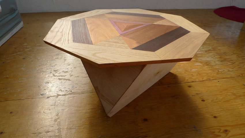 стол  в виде геометрической фигуры 