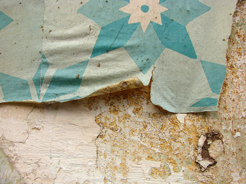 Detalhe dos Azulejos de Papel se desfazendo, arte efêmera sob ação do tempo (Coletivo Poro)