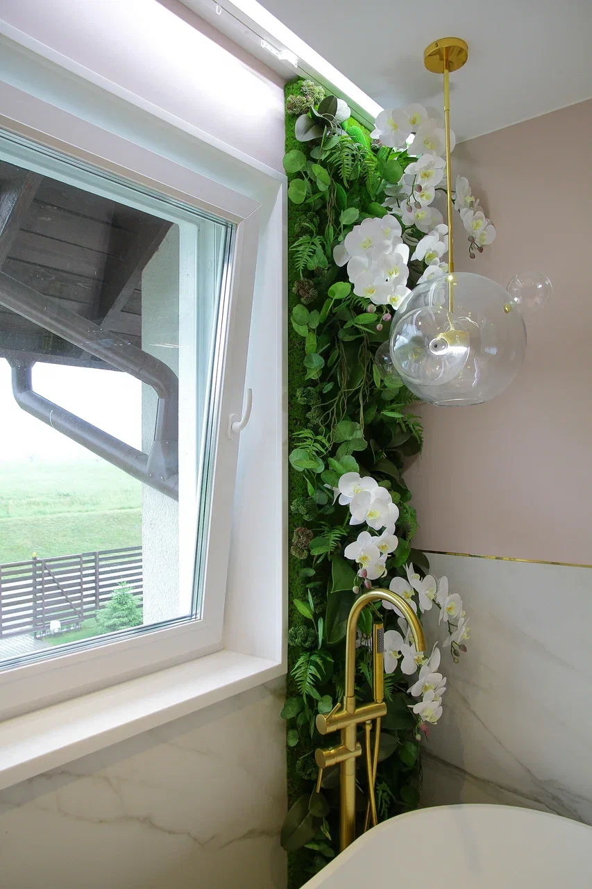 Зона в ванной комнате оформленная орхидеями, эвкалиптом, листьями орхидеии папоротника