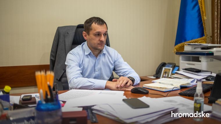 Исполняющий обязанности руководителя САП Максим Грищук в своем кабинете