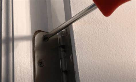 pintu rumah dikencangkan engselnya