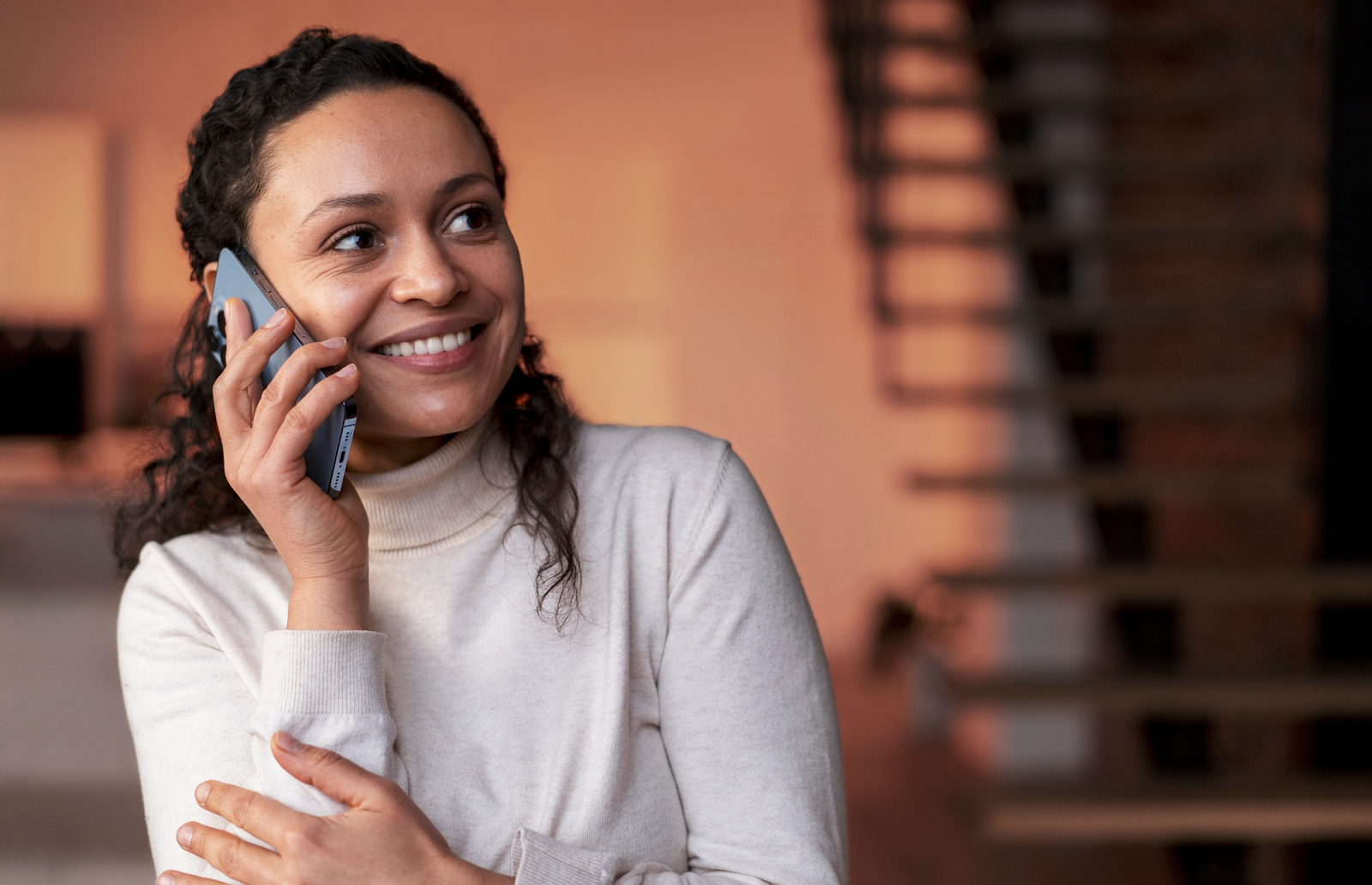 mulher realizando uma ligação com a telefonia móvel empresarial