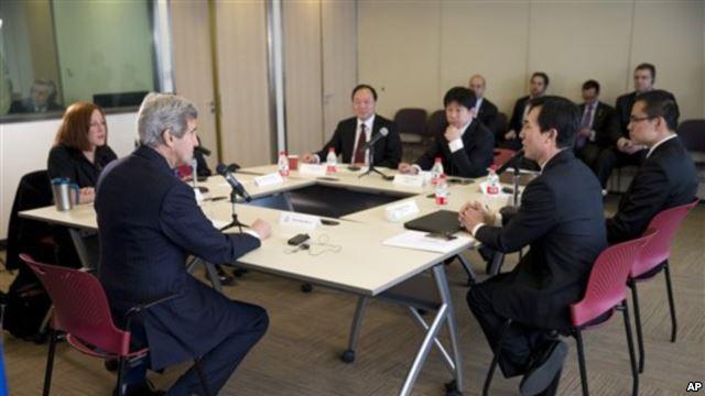 美国国务卿克里（左二）在北京与中国互联网博主举行座谈会，讨论互联网自由、中国与邻国的领土争端以及人权等议题。（2014年2月15日）