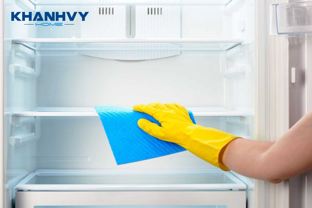 Thường xuyên vệ sinh tủ lạnh giữ tủ luôn sạch sẽ, thơm mát, không bị ẩm mốc