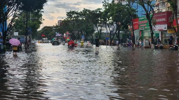 Người dân Hà Nội chỉ trích phát ngôn của Bộ trưởng TN&MT về việc thành phố bị ngập