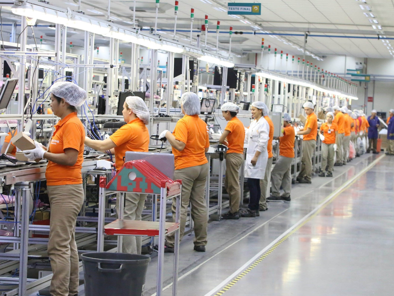 Funcionárias na linha de produção em uma fábrica.