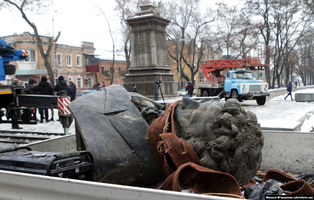 Під час демонтажу пам’ятника російському поету Олександру Пушкіну в місті Дніпрі, 16 грудня 2022 року