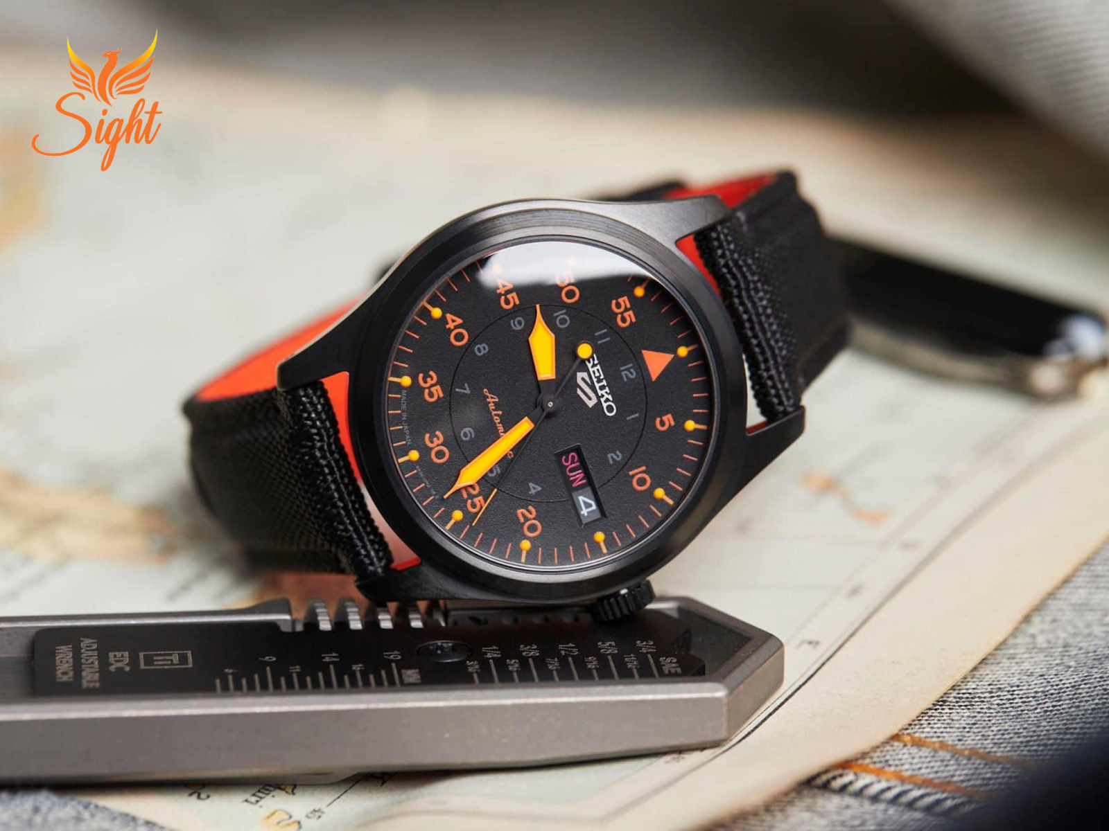 Kết hợp giữa màu đen và sắc cam tạo nét đặc trưng cho chiếc đồng hồ Seiko quân đội SRPH33K1